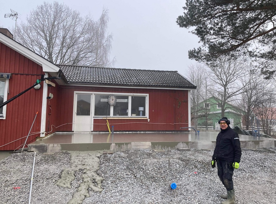 En tillbyggnad i Malmslätt där vi utfört markarbeten, Gjutit en betongplatta med golvvärme, samt lagt tak och tegel samt bytt fönster.
